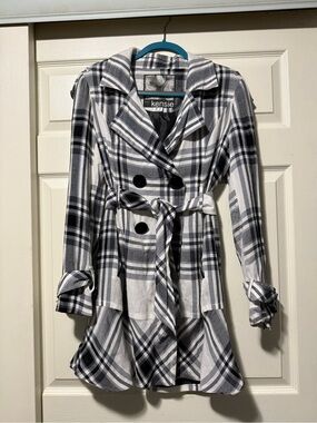 Kensie trench coat in black and white with check pattern and belt.